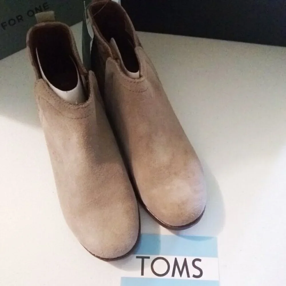 NIB Toms Deia Suede Ankle Boots Youth Size 5.5 MSRP $70
